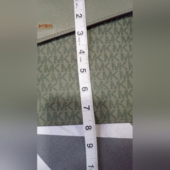 Michael Kors Oversized Envelope Wristlet/Clutch nwot - Picture 2 of 8